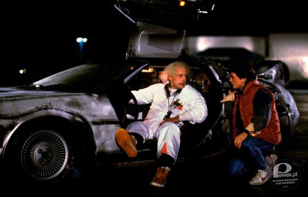 Powrót do przeszłości – 3 lipca na ekranach amerykańskich kin zadebiutowała pierwsza część trylogii Powrót do przyszłości w reżyserii w reżyserii Roberta Zemeckisa. Film science-fiction, w którym główny bohater, nastolatek Marty McFly, w tej roli Michael J. Fox, dzięki skonstruowanemu przez swojego przyjaciela, szalonego naukowca dr Emmett’a &apos;Doc’a&apos; Brown’a (Christopher Lloyd) wehikułu czasu, podróżuje do przeszłości i przyszłości. Chyba każdy z nas marzył o tym co by zrobił gdyby miał taki wehikuł, w dodatku ukryty w karoserii kultowego samochodu marki JMC. ;-) 