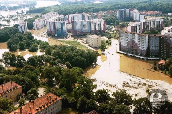 Powódź Tysiąclecia – Powódź w 1997 była unikalna w historii Polski – w dorzeczu górnej Odry fala powodziowa przekroczyła o 2-3 m najwyższe notowane dotąd stany wód. Bilans powodzi to 56 ofiar śmiertelnych i straty materialne szacowane na około 12 mld złotych. W wyniku powodzi dach nad głową straciło 7000 ludzi, a około 40 tys. straciło dorobek całego życia. Woda zniszczyła lub uszkodziła 680 000 mieszkań, 843 szkoły, 4000 mostów, w tym zerwanych ok. 45, 14 400 km dróg, 2000 km torów kolejowych, 613 km wałów przeciwpowodziowych i 665 835 ha ziemi. 