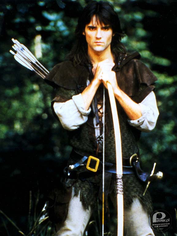 Robin, czyli pierwsza miłość wielu dziewczyn z lat 80-tych – Michael Praed, właściwie Michael David Prince (ur. 1 kwietnia 1960 w Berkeley, w Anglii) - brytyjski aktor telewizyjny, teatralny i filmowy. Powodzenie wśród masowej publiczności zdobył telewizyjną kreacją Robina z Locksley w serialu ITV Robin z Sherwood (Robin Hood and the Sorcerer, 1984-85). Odmówił jednak występowania w kontynuacji tej produkcji i przyjął propozycję zagrania roli księcia Michaela z Mołdawii w operze mydlanej ABC Dynastia (Dynasty, 1984-86) oraz postać D&apos;Artagnana w musicalu Trzej muszkieterowie (1985) na Broadwayu. W późniejszym czasie Michael sporadycznie pojawiał się w produkcjach telewizyjnych, w roku 2000 można go było zobaczyć jako Phileasa Fogga w Tajemniczych przygodach Juliusza Verne&apos;a (Secret Adventures of Jules Verne). Jednocześnie w swoim prywatnym studio aktor komponował i nagrywał muzykę. Dziś Michael Praed realizuje się przede wszystkim jako aktor teatralny, na deskach teatru można go było zobaczyć m.in. w takich spektaklach jak: Contact (2002/2003), Misery (2006), 
