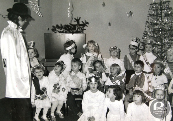Mikołajkowy bal przebierańców, 1982 r. – Dzieci przebrane za miesiące starego i nowego roku 