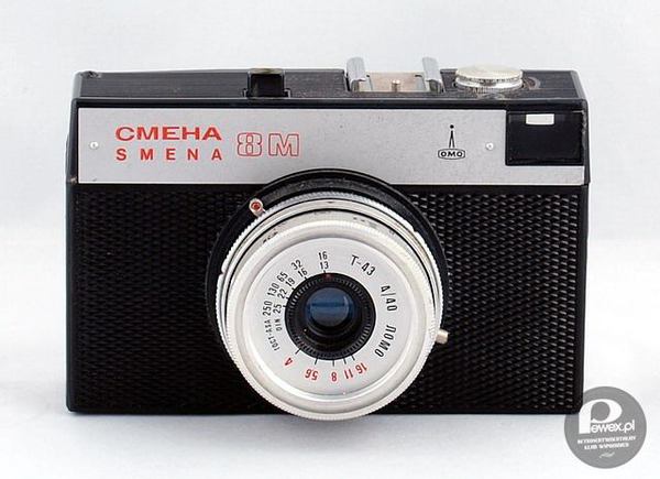Rosyjski aparat fotograficzny Smiena – Pstrykaliście nim swoje pierwsze fotki? 

Radziecki małoobrazkowy kompaktowy aparat fotograficzny produkowany w latach 1970-1995, będący de facto unowocześnioną technologicznie i estetycznie modyfikacją aparatu Smiena 9. 