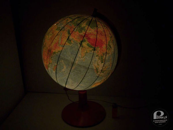 Podświetlany globus – Pamiętacie ile było frajdy zapalając go w ciemnym pomieszczeniu? Był klimat... 