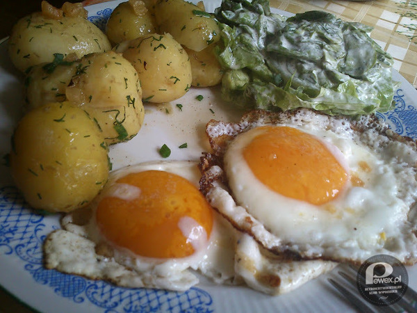 Jajka sadzone z sałatą i młodymi ziemniakami – Idealne danie na upały! 
