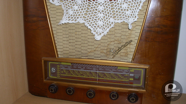 Radio Tesla Opera 621 A, 1955 r. – Radioodbiornik lampowy produkcji czechosłowackiej. Do dziś na chodzie, brakuje jedynie anteny. Pytanie, które chińskie radyjko dzisiaj wytrzyma tyle, co to cudo?! 