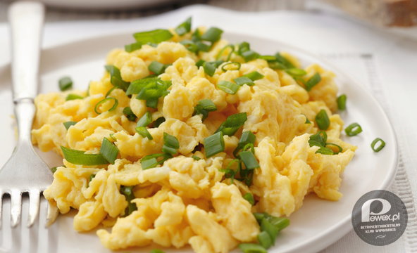 Jajecznica – tradycyjna polska potrawa śniadaniowa 