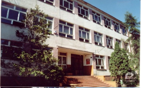 Budynek szkoły w latach 70 – Liceum Ogólnokształcące im. Henryka Sienkiewicza w Sompolnie 