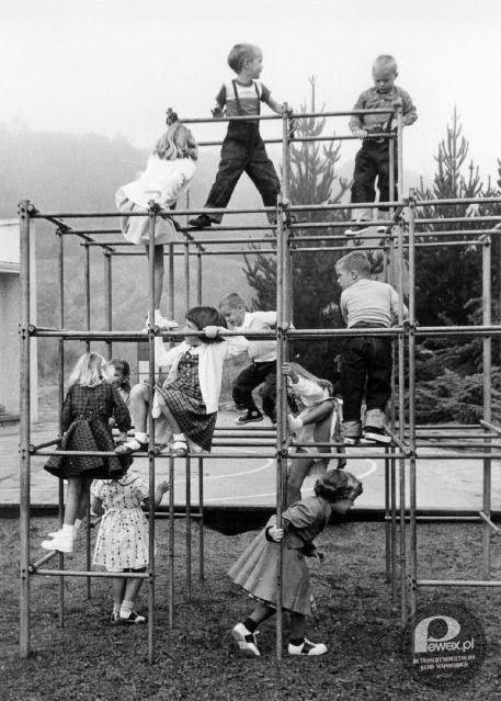 Plac zabaw PRL – Stały na osiedlowych podwórkach i przy przedszkolnych ogrodach, dzieciaki dokazywały wisząc do góry nogami i nikt się nie bał, że komuś stanie się krzywda. 