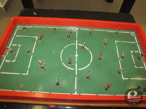 Piłkarzyki – W czasach przedkomputerowych zabawki tego typu cieszyły jak nigdy:) 