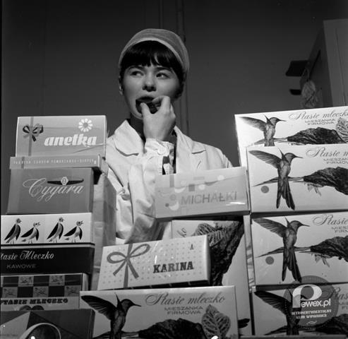 Rok 1969 – Na zdjęciu pracownica Zakładu Przemysłu Cukierniczego Pomorzanka degustująca wyroby czekoladowe. Jaką słodkość byście schrupali by rozsmakować się wspomnieniami? 