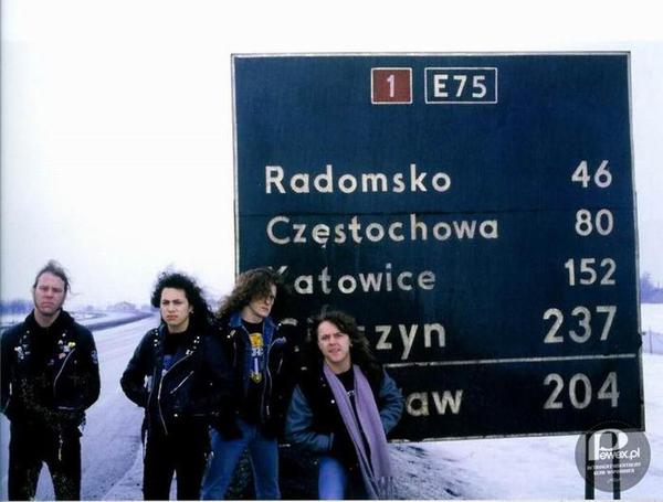 Metallica w Polsce – Luty 1987 roku! Metallica zagrała wówczas w Spodku dwa koncerty, 10 i 11 lutego. Zdjęcie było zrobione przy &quot;gierkówce&quot;, najprawdopodobniej w okolicach Piotrkowa Trybunalskiego na drodze krajowej nr 1 (trasa europejska E75), jadąc od strony Łodzi w kierunku Katowic! 