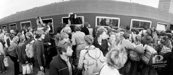 PKP – W PRL&apos;u udowodniono, że nie tylko drzwiami można było wsiąść do pociągu 