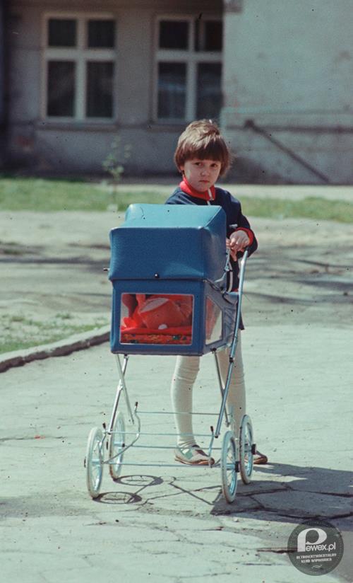 Wózek dla lalek – Też dawaliście się bawić innym dzieciom na podwórku? 