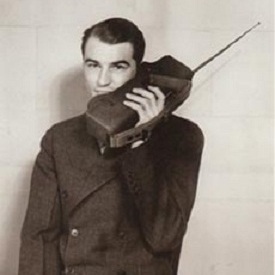 Pierwszy przenośny telefon – W Nowym Jorku Motorola zaprezentowała pierwszy przenośny telefon o nazwie DynaTAC, który był prototypem współczesnego telefonu komórkowego. 