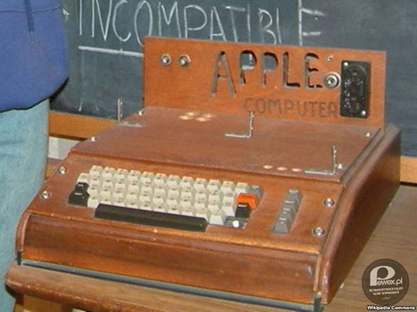 Apple I – 1 kwietnia, w  Stanach Zjednoczonych,  zostaje założone przez Steve&apos;a Wozniaka, Steve&apos;a Jobsa i Ronalda Wayne&apos;a przedsiębiorstwo komputerowe Apple Inc. W krótce po tym, w sprzedaży ukazuje się pierwszy komputer tej marki Apple I. Jego cena  wynosiła 666,66 USD. 
