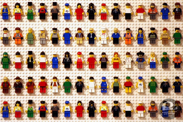 Ludzik Lego – W 1978r duńska firma LEGO  uruchomiła masową produkcję nowych, ruchomych minifigurek – ludzików LEGO,  nie zmienionych pod względem konstrukcyjnym do chwili obecnej. Klocki LEGO były bezapelacyjnym, sprzedażowym nr 1 wśród zabawek dostępnych tylko w Pewexach. 