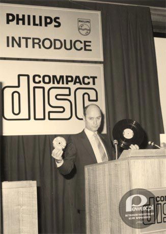 Philips prezentuje płytę CD – W marcu, firma Philips zaprezentowała po raz pierwszy płytę kompaktową i urządzenie do jej odtwarzania. Niestety trzeba było poczekać jeszcze kilka lat nim płyty pojawiły się w Pewexach. 