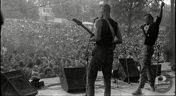 Jarocin – Odbył się pierwszy koncert w Jarocinie, który w następnych latach przerodził się w kultowy festiwal. Festiwal, który w latach osiemdziesiątych był jedynym miejscem prezentacji niezależnych grup muzycznych, gdzie często ignorowana była cenzura. Za czasów PRL był rodzajem odskoczni od szarej rzeczywistości i oazą wolności. Na festiwalu grano punk rocka, rocka, heavy metal, bluesa, reggae. Najbardziej znane polskie zespoły, które debiutowały w Jarocinie to Dżem, TSA, Oddział Zamknięty, Pidżama Porno, T.Love, Armia. 