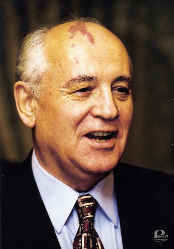 Pierestrojka – W czerwcu, Michaił Gorbaczow, po objęciu stanowiska sekretarza generalnego Komitetu Centralnego KPZR, zapoczątkował proces przekształceń systemu komunistycznego w ZSRR potocznie zwany pierestrojką. 