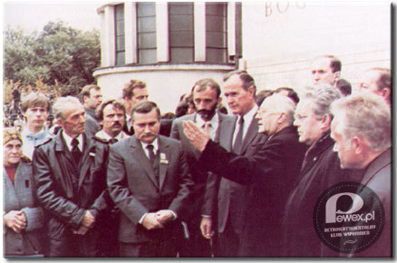 Wizyta wiceprezydenta Bush&apos;a w Polsce – 26 września, podczas wizyty w Polsce, wiceprezydent USA George Bush spotkał się z Wojciechem Jaruzelskim, Józefem Glempem i Lechem Wałęsą oraz złożył wieniec na grobie księdza Jerzego Popiełuszki. 