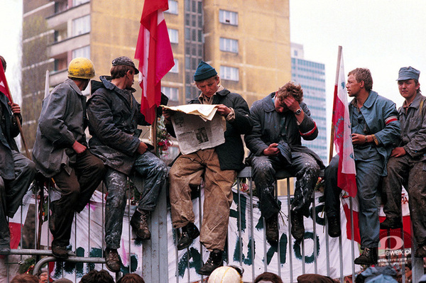 Fala strajków 1988 – 15 sierpnia w całej  w Polsce, rozpoczyna się kolejna po wiosennej fala strajków. Tym razem strajki objęły ponad 150 tys. osób w 15 województwach. Strajki rozpoczęły się od KWK „Manifest Lipcowy” w Jastrzębiu-Zdroju. 22 sierpnia ruszył strajk w Stoczni Gdańskiej i Stoczni Północnej. Powołano MKS. W następnych dniach zastrajkowały także stocznie: Remontowa, „Wisła” i „Radunia”. W województwach katowickim, gdańskim i szczecińskim zostaje wprowadzona godzina milicyjna. 