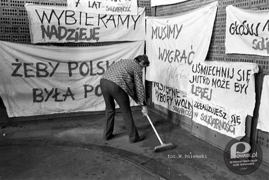 Wybory czerwcowe – Wybory czerwcowe odbyły się 4 i 18 czerwca. Były to pierwsze częściowo wolne wybory w powojennej historii Polski. W ich wyniku Polska stała się pierwszym państwem bloku wschodniego, w którym wyłonieni w wyborach przedstawiciele opozycji demokratycznej uzyskali realny wpływ na sprawowanie władzy. 
