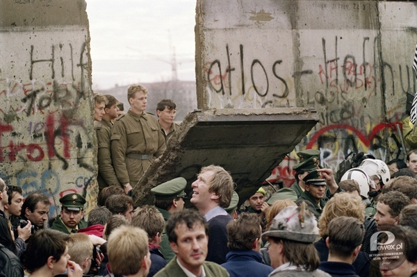 Upadek Muru Berlińskiego – W nocy z czwartku 9 listopada na piątek 10 listopada 1989, po przeszło 28 latach istnienia, pada Mur Berliński.  Był on jednym z najbardziej znanych symboli zimnej wojny i podziału Niemiec. 