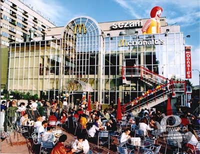 Pierwszy McDonald&apos;s w Polsce – 17 czerwca w Warszawie, na rogu ulic Marszałkowskiej i Świętokrzyskiej otwarto pierwszą w Polsce restaurację McDonald&apos;s. W dniu otwarcia ustanowiony został rekord świata w liczbie transakcji, 45 tysięcy klientów dokonało 13.304 zamówień! Rekord ten został pobity sześć miesięcy później w Katowicach (13 600 zamówień), a w 1993 roku w Moskwie. 