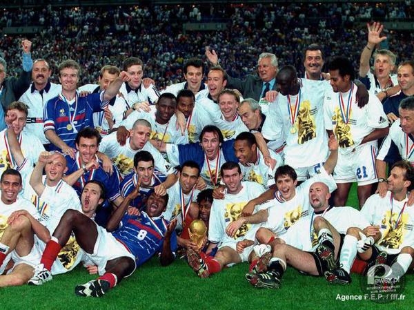 Reprezentacja Francji w piłce nożnej zdobywa mistrzostwo świata! – 12 lipca, na podparyskim stadionie Stade de France reprezentacja piłkarska Francji pokonała Brazylię 3:0 w finale piłkarskich mistrzostw świata. 