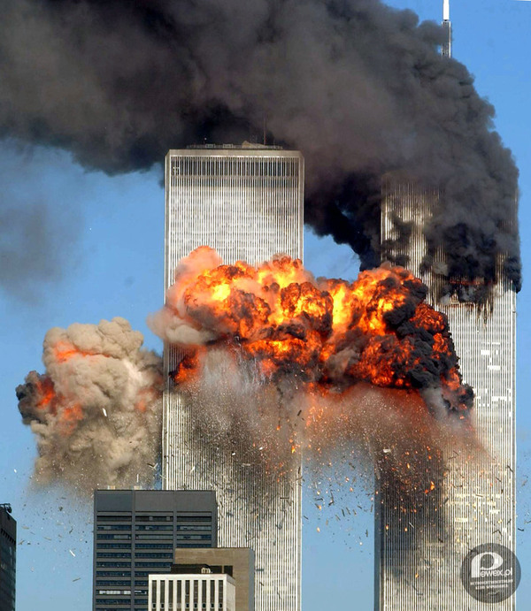 Zamach na World Trade Center i Pentagon – 11 września 2001 roku w USA przeprowadzono atak terrorystyczny na bliźniacze wieże World Trade Center i budynek Departamentu obrony Pentagon. Łącznie, w wyniku czterech zamierzonych katastrof lotniczych, w zamachu zginęły 2973 osoby, nie licząc 19 porywaczy i 26 osób nadal oficjalnie uznawanych za zaginione. 