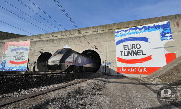 Otwarcie Eurotunelu – W maju 1994 roku został uruchomiony tunel pod kanałem La Manche. Eurotunel o długości ok. 50 km, przebiegający od 45 do 70 metrów pod poziomem dna morza , budowany był od 1987r. Łączy Calais we Francji z Folkestone w Wielkiej Brytanii. 