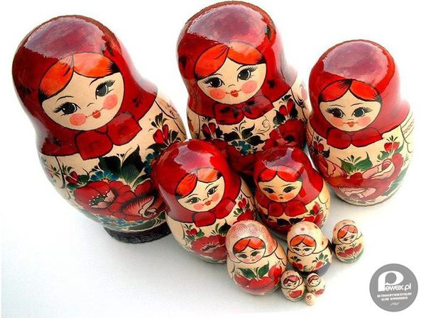 Moda na matrioszki była ci u nas obecna – Rosyjska zabawka, złożona z drewnianych, wydrążonych w środku lalek, włożonych jedna w drugą. Lalki są cylindryczne, u góry zaokrąglone, na ogół ręcznie malowane. Postacie na nich przedstawione to najczęściej dziewczyny ubrane w ludowy strój, ale niektóre przedstawiają znanych polityków, pisarzy czy postacie historyczne lub też zabytki Rosji. 