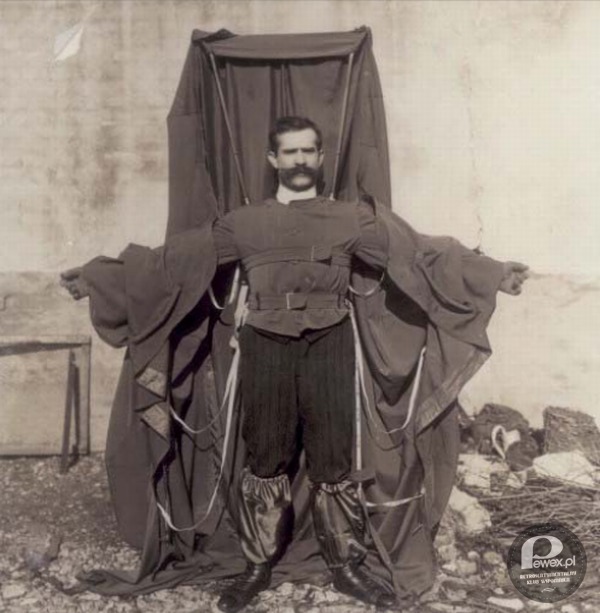Latający krawiec – Franz Reichelt (1879-1912), krawiec, zmarł po skoku z pierwszego poziomu Wieży Eiffla, w trakcie testowania swojego spadochronu. Była to jego pierwsza próba, wcześniej zakomunikował władzom, że najpierw wypróbuje swój wynalazek z manekinem. 