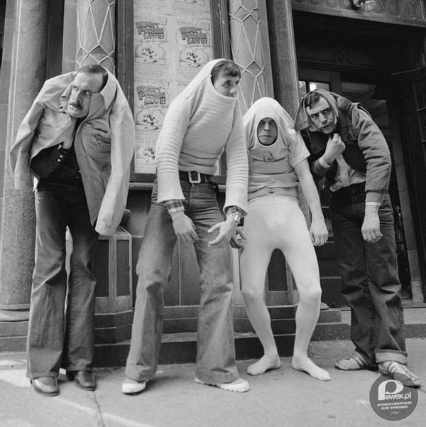 Latający Cyrk Monty Pythona – Latający cyrk Monty Pythona – komediowy serial telewizyjny tworzony przez grupę brytyjskich komików, Monty Python. Producentami i reżyserami serialu byli Ian MacNaughton i John Howard Davies. Serial składał się z 45 odcinków, tworzonych w czterech seriach dla telewizji BBC w latach 1969-1974. Każdy odcinek stanowił serię luźno powiązanych ze sobą skeczy o absurdalnym charakterze, przeplatanych animacjami Terry&apos;ego Gilliama. 
