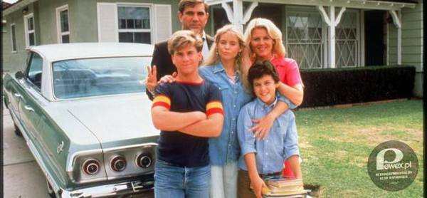Cudowne lata – Serial pokazuje życie typowej amerykańskiej rodziny w latach 1968-1973 z punktu widzenia dorastającego Kevina. 