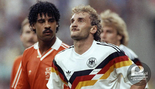 Koszulka tak do futbolu, jak i na randkę do gajera – Nigdy chyba dobrowolnie tylu Polaków  nie zaopatrzyło się w niemiecki uniform
jak po mundialu w 1990. Dodatkowym wabikiem na Panie, były fryzury i wąsik. 