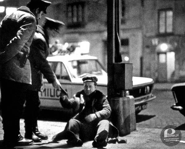 Patrol milicji legitymuje pijanego mężczyznę - 1978, Warszawa –  