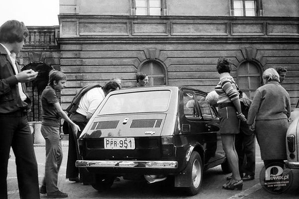 Fiat 126p – Pierwsze polskie fiaty 126p wzbudzały niebywałe zainteresowanie przechodniów... 