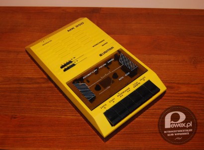 Magnetofon UNITRA – MK 250 – Alternatywa dla Grundiga i Kasprzaka. Zasilanie urządzenia możliwe było zarówno z sieci, jak i pięcioma bateriami R14. Wbudowany majk i regulacja barwy. 