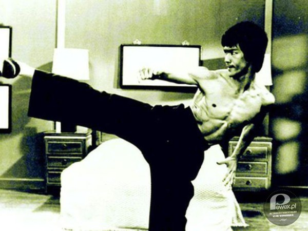 Bruce Lee – Kto po obejrzeniu &quot;Wejścia Smoka&quot; nie próbował kopniaka Bruce&apos;a w domu lub podwórku? 
