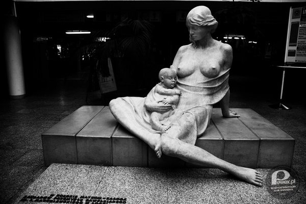 Rzeźba Matki Polki –  