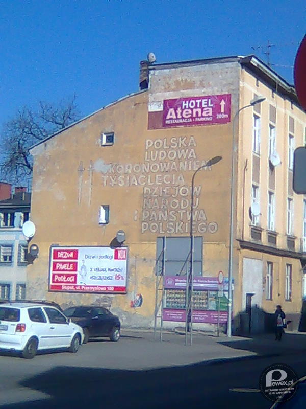 Mural w Słupsku – Ten ciemny prostokątny ślad to pozostałość po kapitalistycznej reklamie, którą w końcu usunięto. 
