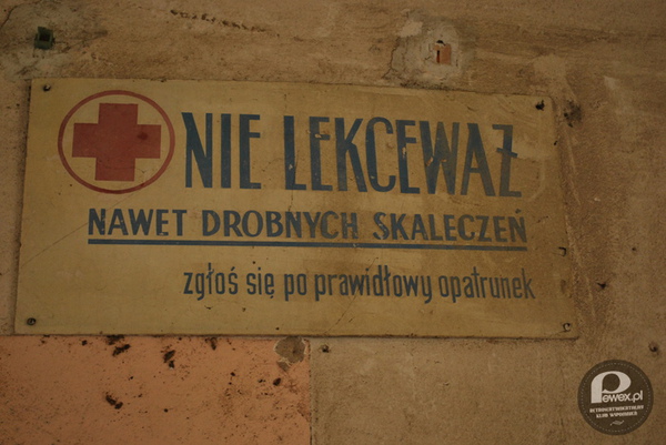 BHP przede wszystkim – Stara tablica informacyjna, były obóz pracy w Rusku koło Stzregomia 