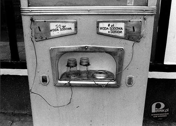 Automat z napojami – Ciekawe czy można było wpłacić kapitalistycznymi monetami...? 