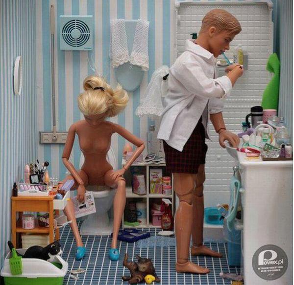 Barbie i Ken w całkowicie niecodziennym anturażu – Bez blichtru, taniego efekciarstwa i &quot;plastikowego uroku&apos;&apos; 