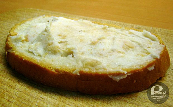 Kromka chleba + smalec + sól – Mój dziadek kroił taką właśnie kromkę na tzw. &quot;domki&quot; - przysmak dzieciństwa. Tak niewiele potrzeba było, aby dziecko było szczęśliwe. 