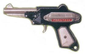 Pistolet Precyzja – Pistolet “Precyzja” był szczytem marzeń wszystkich chłopców w latach 70. Ciekawe dlaczego. Ani nie wywoływał huków, ani nie strzelał kulkami 