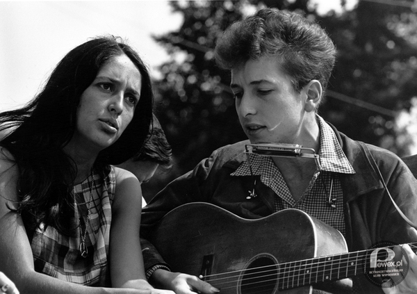 Chłopak z gitarą – 1. Pytanie do chłopaków - grałeś na gitarze? Jakie były Twoje pierwsze kawałki, które wycinałeś przed dziewczynami i na ogniskach?  

2. Pytanie do dziewcząt - czy chłopak z gitarą miał u Was większe szanse?

Zdjęcie przedstawia Joan Baez i Boba Dylana 