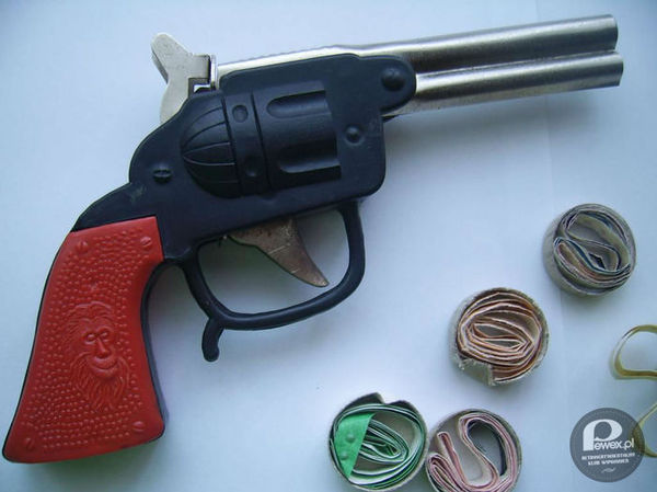 Pistolet na kapiszony – Ten z późniejszego okresu, kiedy strzelać można było taśmami i pistolet sam się przeładowywał. 