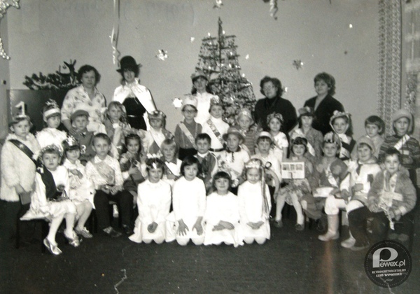 Mikołajkowy bal przebierańców w przedszkolu, 1982 r. – Dzieci przebrane za miesiące starego i nowego roku 