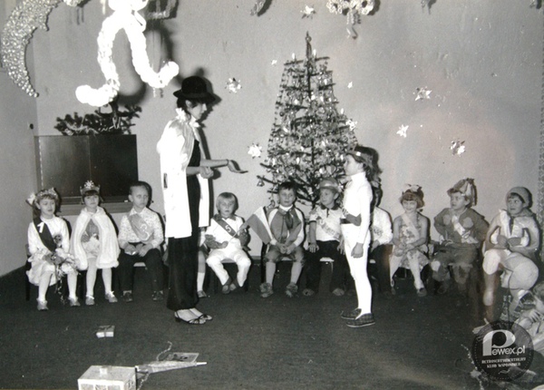 Mikołajkowy bal przebierańców, 1982 r – Dzieci przebrane za miesiące starego i nowego roku 